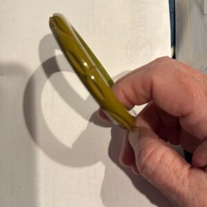 Vintage 30s Olive Green Deeply Carved BAKELITE Bangle w/ Slashes